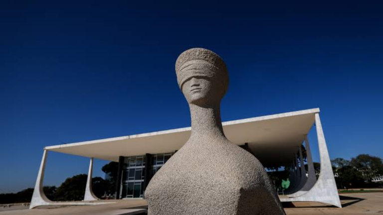 Símbolo da justiça no STF: o que explica o aumento de ações pedindo vínculo empregatício